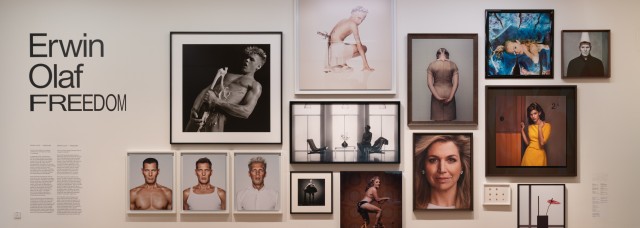 Erwin Olaf 写真集 Amazon.com: Erwin Olaf: The Biography: 9789464941982: Cohen
